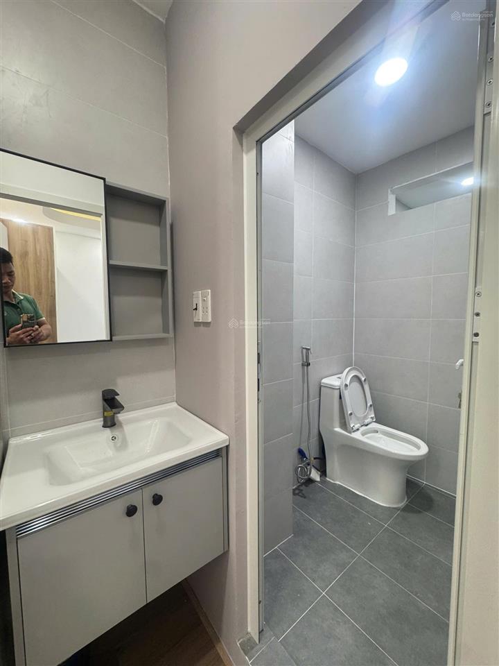 Nằm ngay sát vòng xoay hàng xanh, chung cư thang bộ 2h đinh bộ lĩnh 55m có 2pn + 2wc full nội thất
