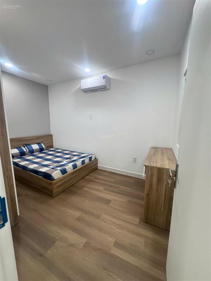 Nằm ngay sát vòng xoay hàng xanh, chung cư thang bộ 2h đinh bộ lĩnh 55m có 2pn + 2wc full nội thất
