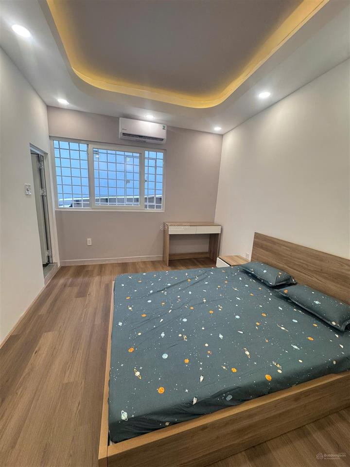 Nằm ngay sát vòng xoay hàng xanh, chung cư thang bộ 2h đinh bộ lĩnh 55m có 2pn + 2wc full nội thất