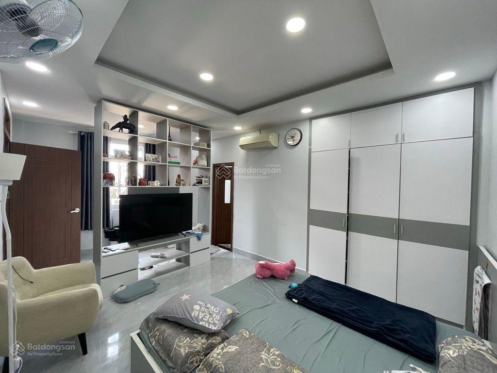 Hàng ngộp. giảm liền 1,3 tỷ. nhà 3 tầng, 65m2, ngang 5.4m, hẻm 8m thông. phan huy ích, tân bình