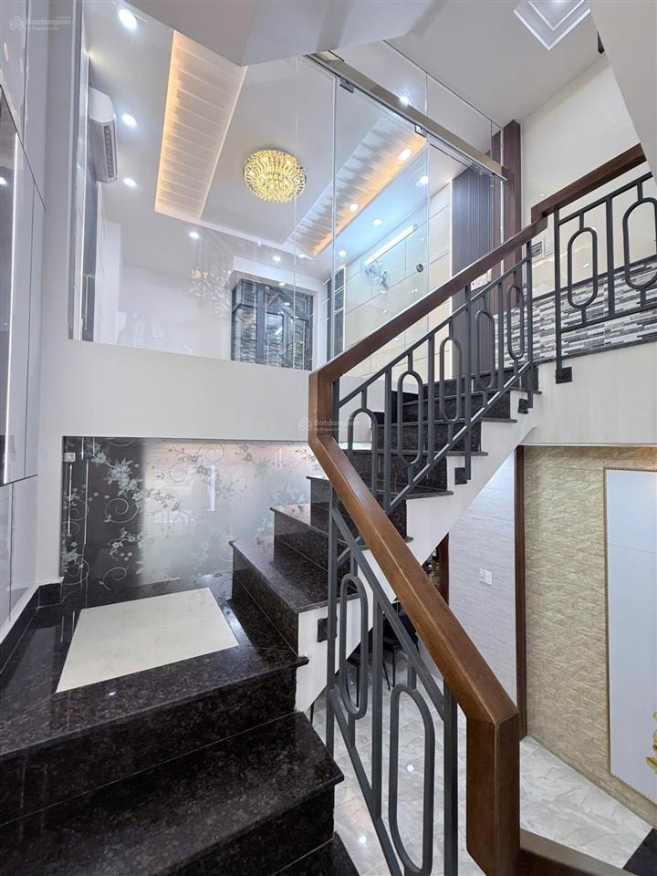 Bán nhà 5 tầng, 4x20, hẻm 2 xe hơi né, sát mặt tiền hoàng bật đạt, tân bình. chỉ 9.x tỷ