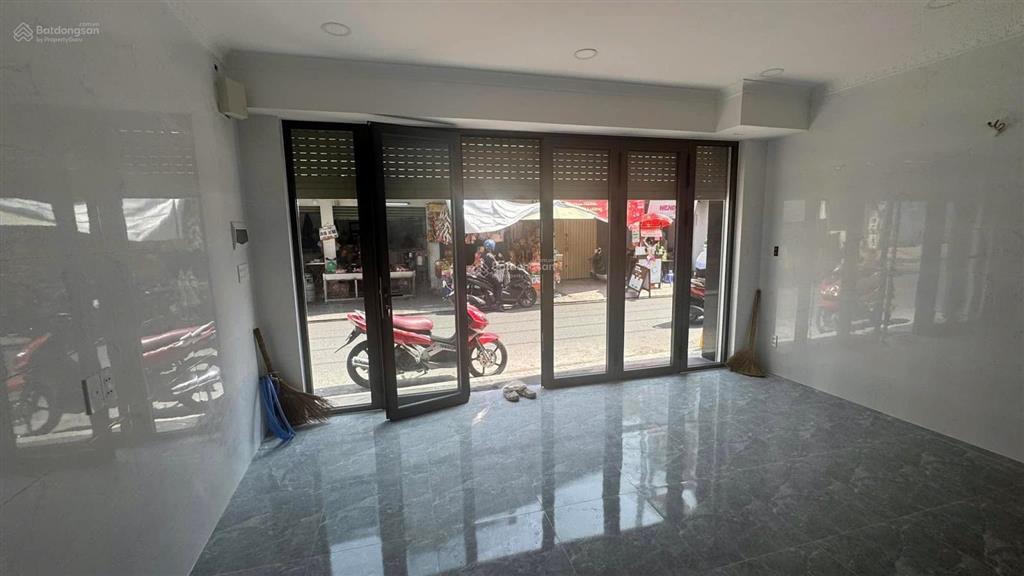 Nhà mặt tiền  nguyễn công hoan  5,2x6,2m  trệt 2 lầu  3pn 4wc  19 triệu tl  hằng 0906 656 ***