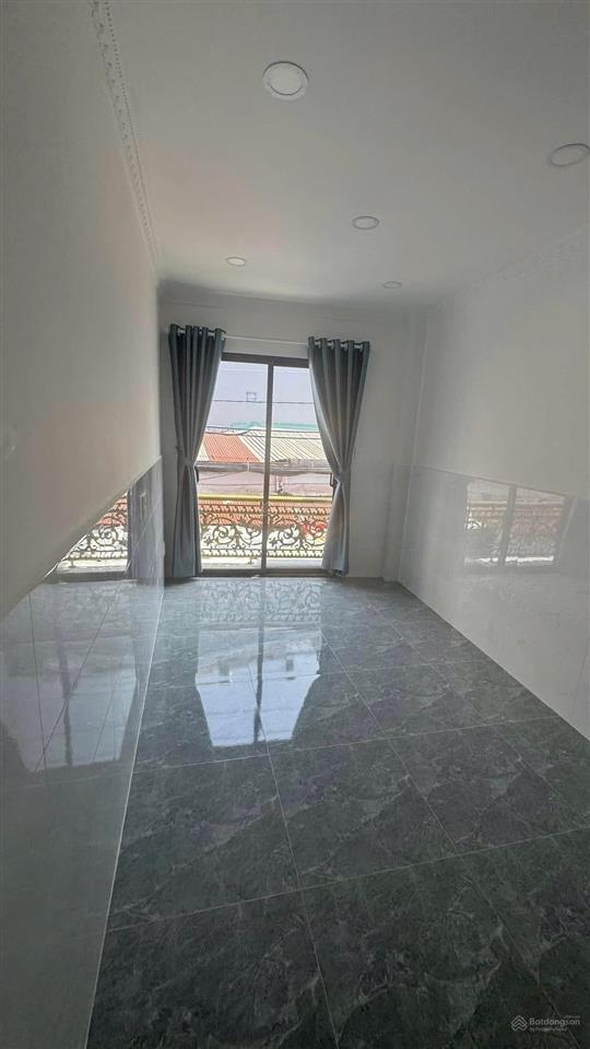 Nhà mặt tiền  nguyễn công hoan  5,2x6,2m  trệt 2 lầu  3pn 4wc  19 triệu tl  hằng 0906 656 ***