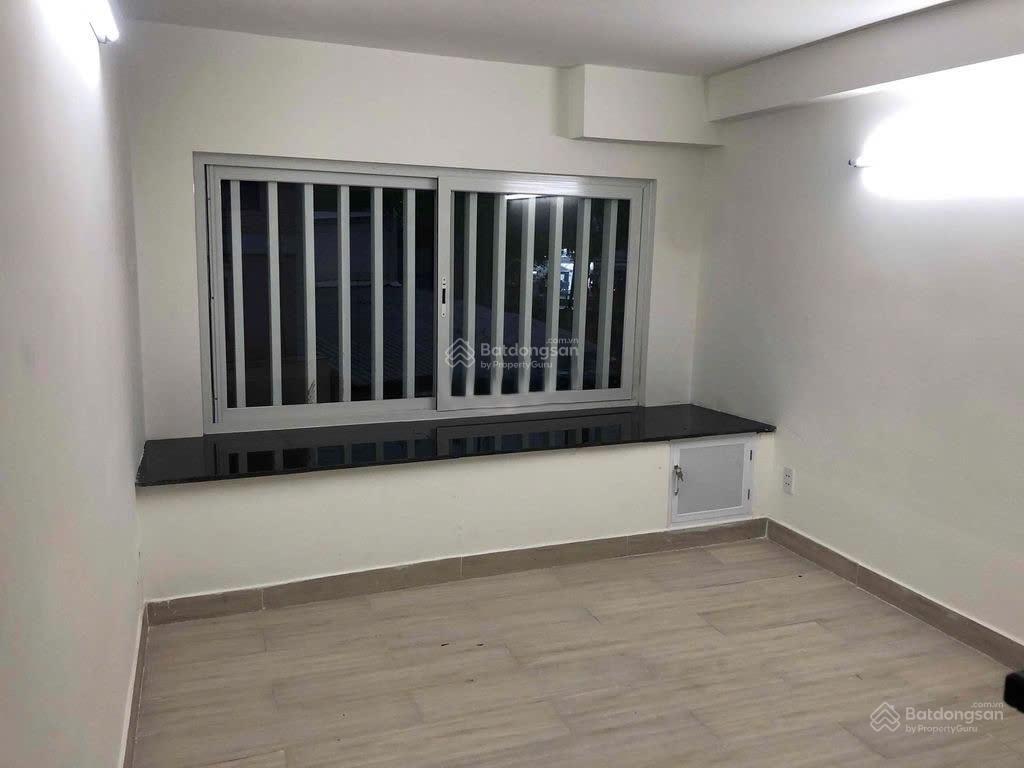 Nhà mặt tiền  trường sa  3x6m  trệt 3 lầu  3pn 3wc  13 triệu tl  gọi hằng 0906 656 *** xem nhà