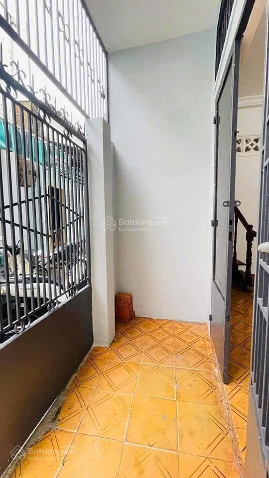 Nhà nguyên căn  phan văn trị  4,2x9m  2pn 1wc  9 triệu  gọi hằng xem nhà 0906 656 ***
