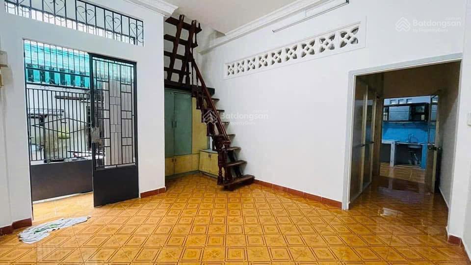 Nhà nguyên căn  phan văn trị  4,2x9m  2pn 1wc  9 triệu  gọi hằng xem nhà 0906 656 ***