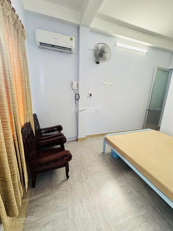 Nhà nc  đoàn thị điểm  3x6m  trệt 2 lầu sân thượng  2pn 3wc  11 triệu tl  hằng 0906 656 ***