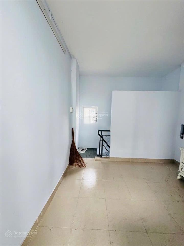 Nhà nc  đoàn thị điểm  3x6m  trệt 2 lầu sân thượng  2pn 3wc  11 triệu tl  hằng 0906 656 ***