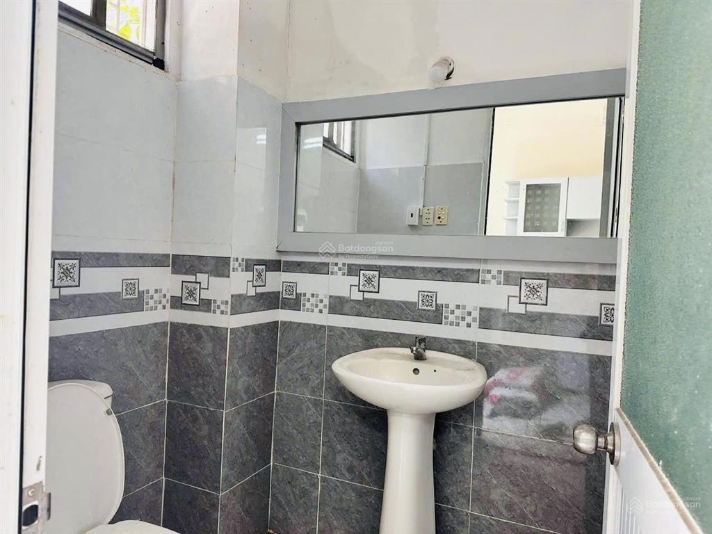 Nhà hxh  nguyễn huy tưởng  4x8m  trệt  1pn 1wc  9 triệu tl  hằng 0906 656 *** xem nhà ngay