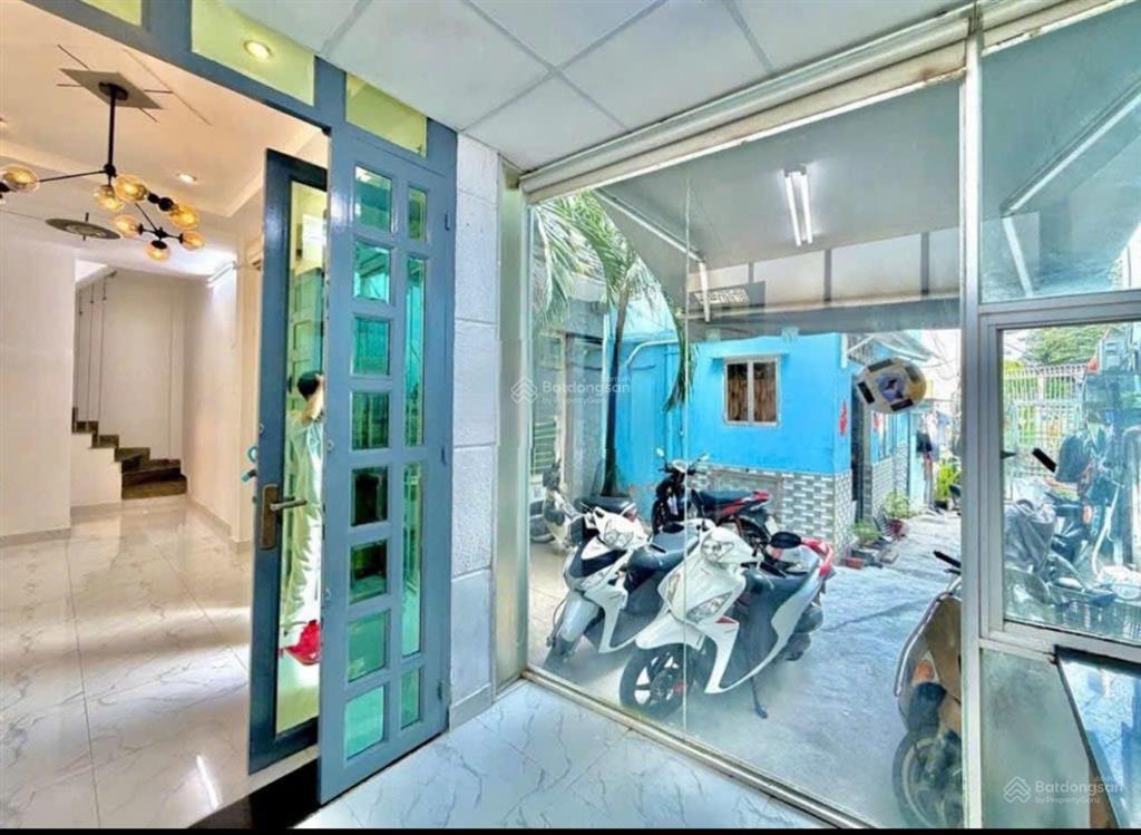 Nhà hxh  thích quảng đức  10x3m  trệt 3 lầu  3pn 3wc  13 triệu tl  hằng 0906 656 *** xem nhà
