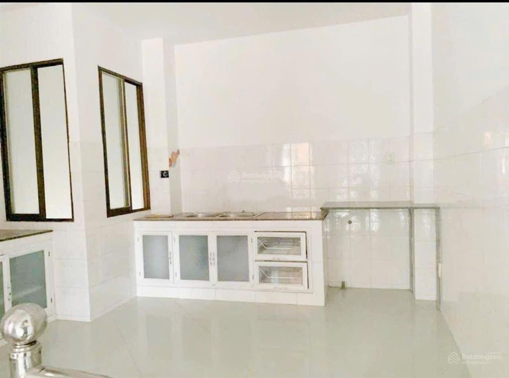 Nhà mới sạch  hxh  nơ trang long  4x9m  trệt 3 lầu  3pn 3wc  15,5 triệu tl  hằng 0906 656 ***