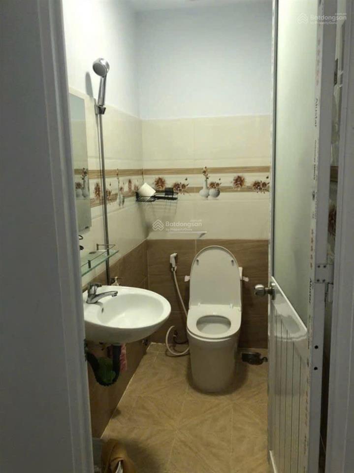 Nhà nc  hoàng sa  4x8m  trệt lầu  2pn 2wc  12 triệu tl  hằng 0906 656 *** xem nhà ngay