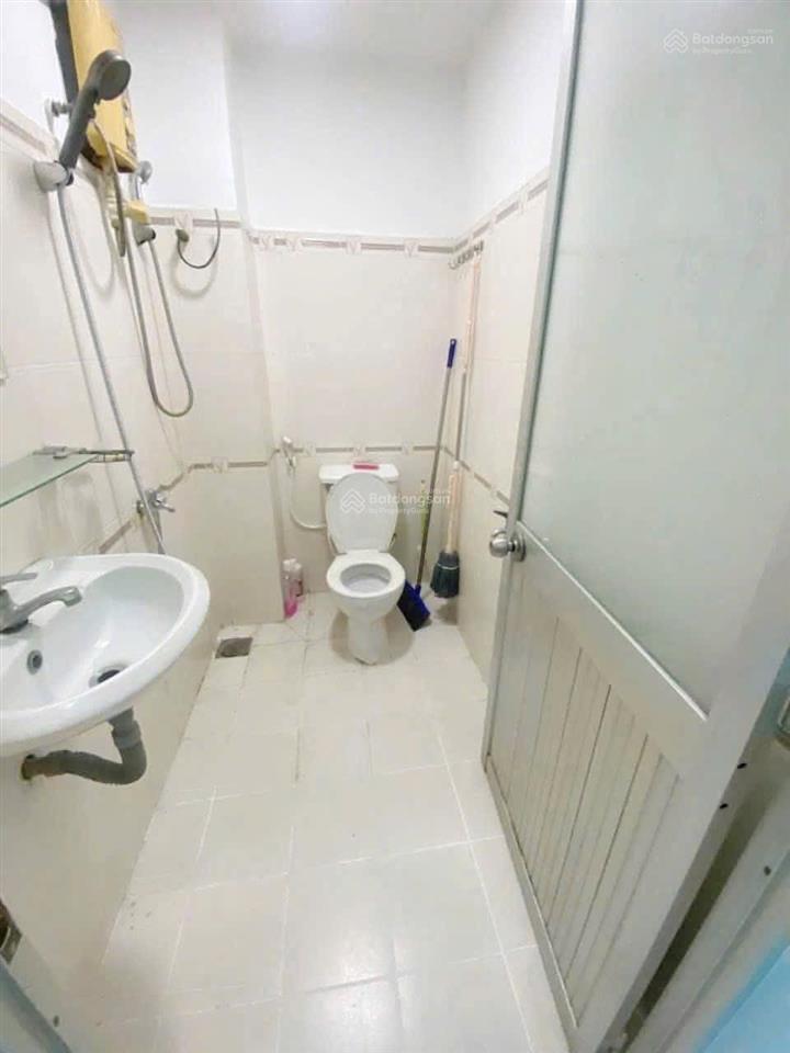 Nhà nc  phan văn trị  3,2x11m  trệt 2 lầu  2pn 2wc  11 triệu/th tl  hằng 0906 656 *** xem nhà