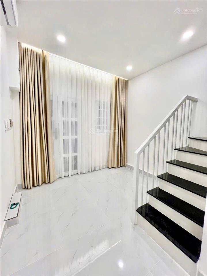 Nhà mới sạch sẽ  cô giang  3,2x7,2m  trệt lầu  2pn 1wc  12 triệu tl  hằng 0906 656 ***
