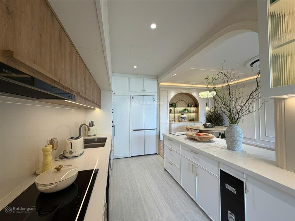 Bán căn hộ full nội thất mới 100%, diện tích 123m2, 3pn2wc, căn góc, view công viên  0938 880 ***