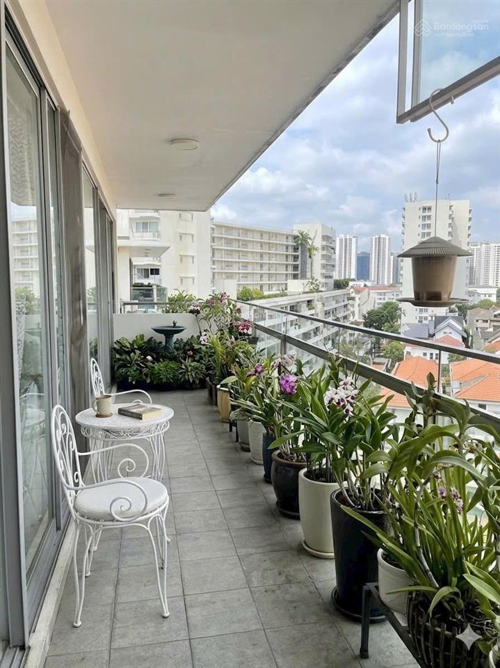 Bán căn hộ garden plaza 1. dt 150m2, 3pn full nt, lầu cao ban công dài, view thoáng mát. giá 19 tỷ