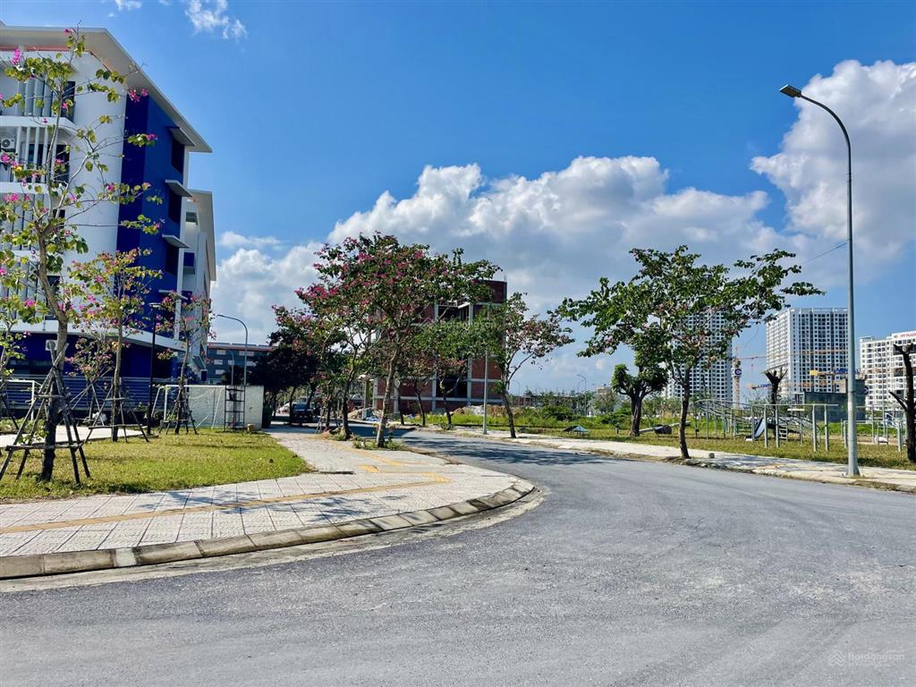 Bán nhanh lô góc 2 mặt tiền đối diện công viên fpt đà nẵng