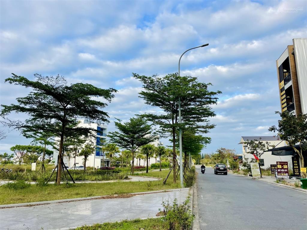 Bán nhanh lô góc 2 mặt tiền đối diện công viên fpt đà nẵng