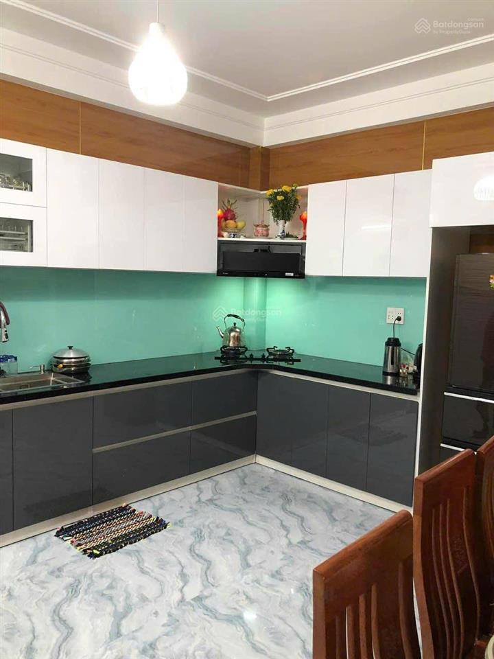 Bán nhà 3 tầng đối diện công viên
