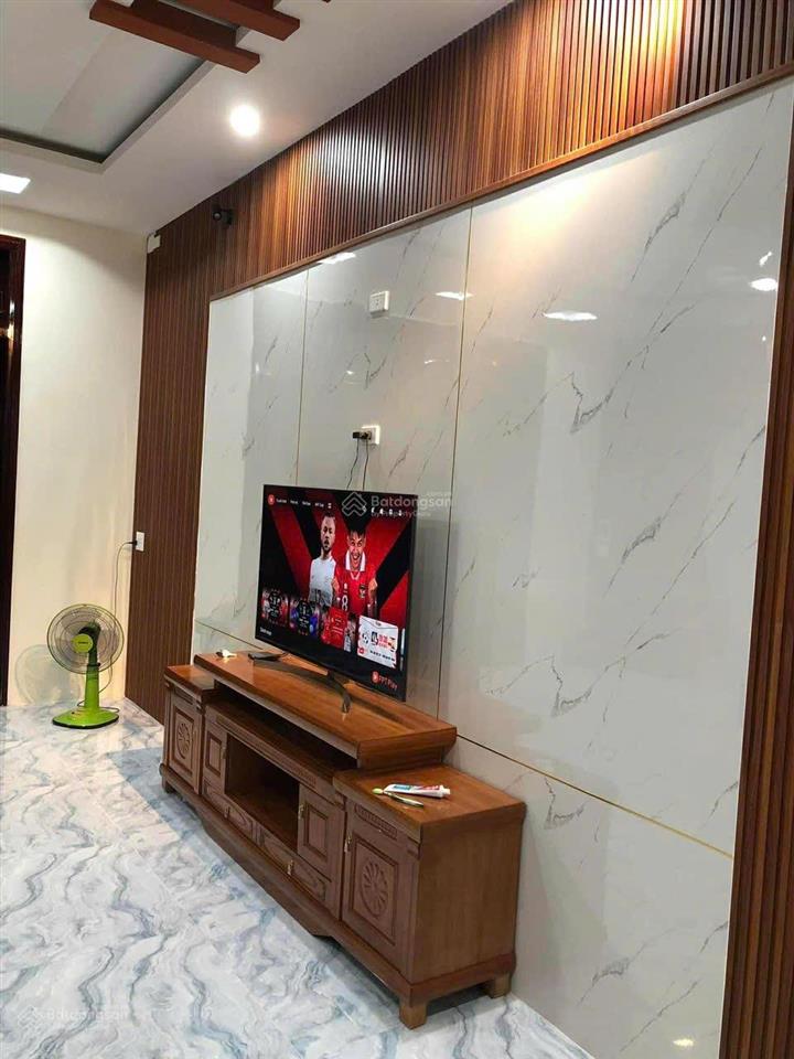 Bán nhà 3 tầng đối diện công viên