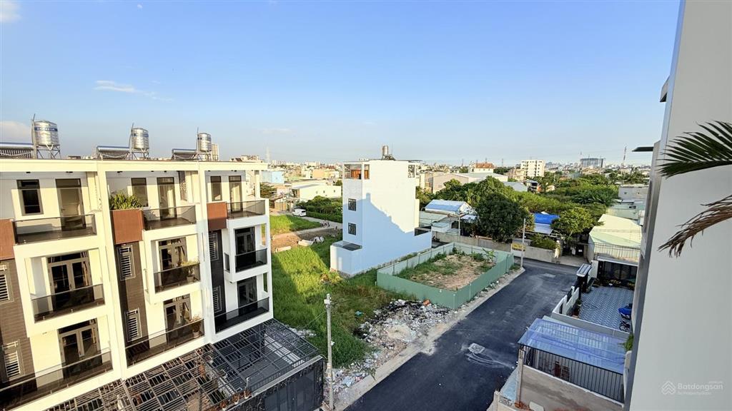 Nhà mới 4x19m. đường thạnh lộc 27 . ngay chung cư thạnh lộc. xây 1 lửng 3 lầu. sân xe hơi