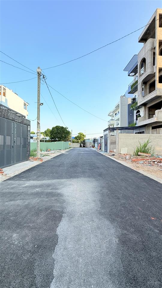 Nhà mới 4x19m. đường thạnh lộc 27 . ngay chung cư thạnh lộc. xây 1 lửng 3 lầu. sân xe hơi