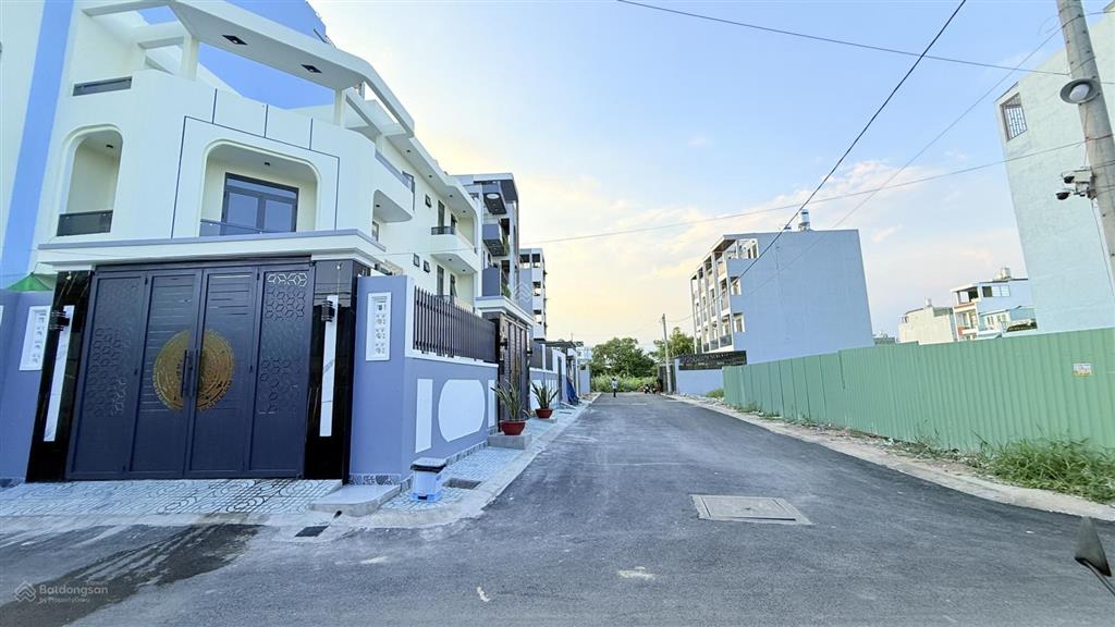 Nhà mới 4x19m. đường thạnh lộc 27 . ngay chung cư thạnh lộc. xây 1 lửng 3 lầu. sân xe hơi