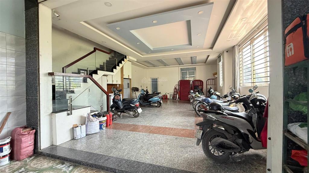 Bán tòa nhà 5 tầng 2 mặt tiền thang máy 1 sẹc sông sài gòn