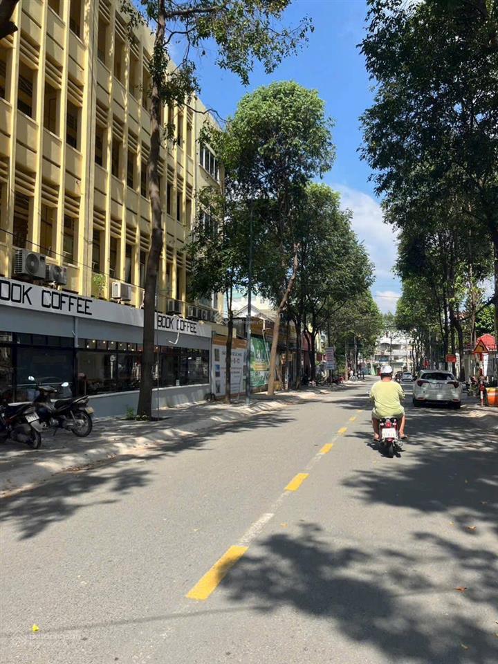 Giảm gần 1 tỷ. bán gấp 2 dãy nhà trọ sau đại học bình dương. ngang 10m. đường nhựa. thu nhập 20tr/