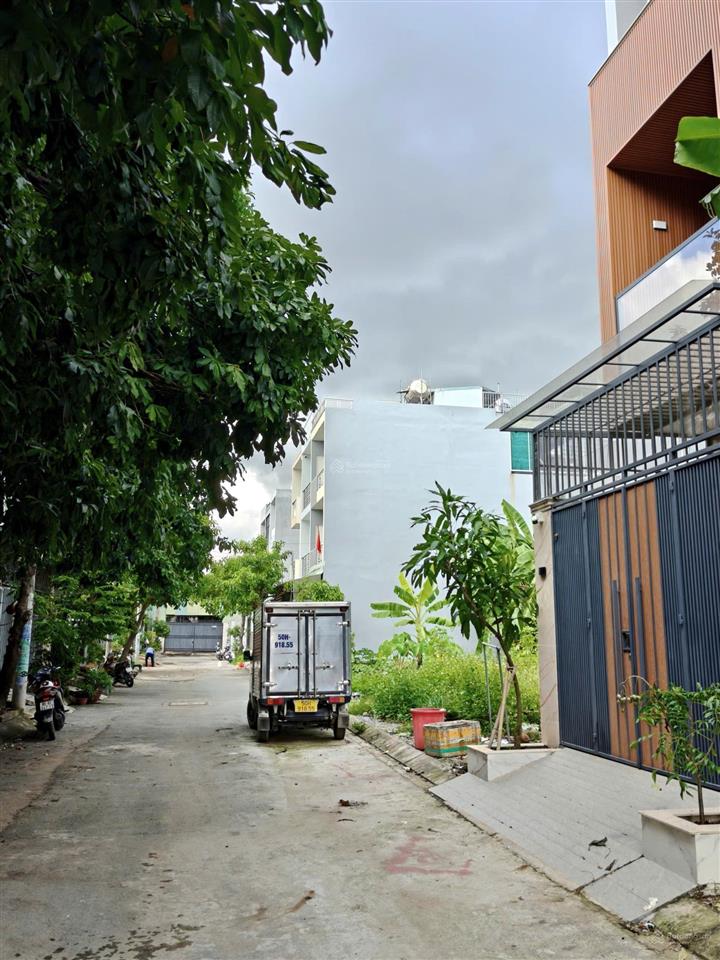 Dt 106m2  5.35 tỷ tl mạnh, sát chợ long trường đường thông nguyễn duy trinh.  0987 208 ***