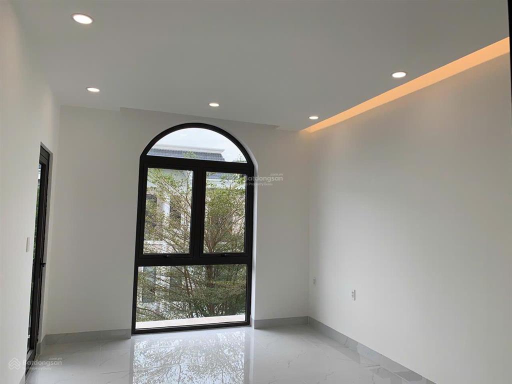 Cho thuê nhà phố nguyên căn, 2pn, 2 toilet, bếp, khách, giá 6tr.  0941 030 ***