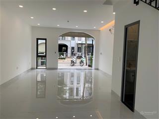 Cho thuê nhà phố nguyên căn, 2pn, 2 toilet, bếp, khách, giá 6tr.  0941 030 ***