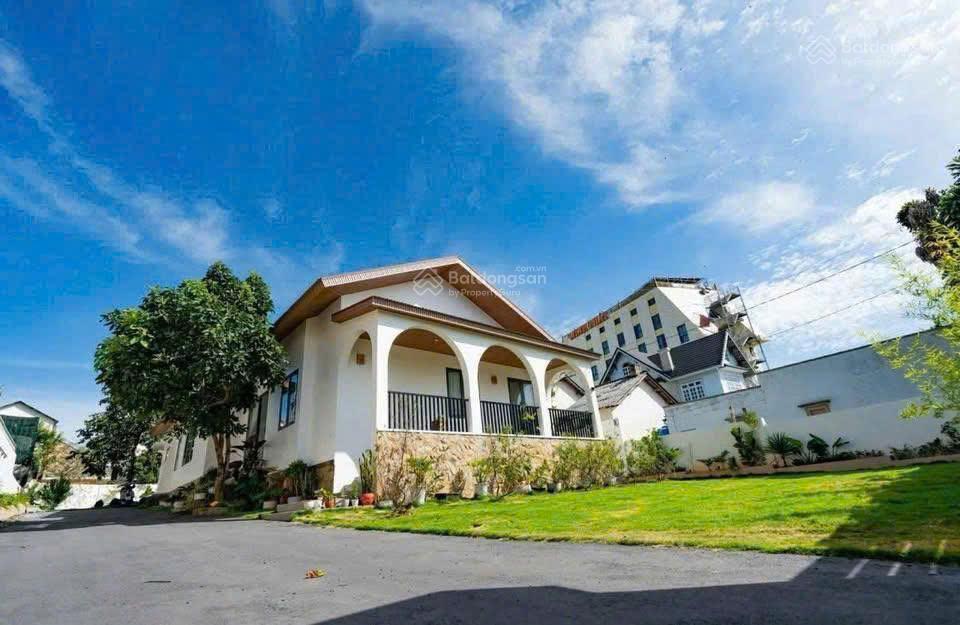 Villa mặt tiền yersin đà lạt chỉ 300m đến hồ xuân hươngquỹ đất hiếm diện tích 742m² gía 60 tỷ