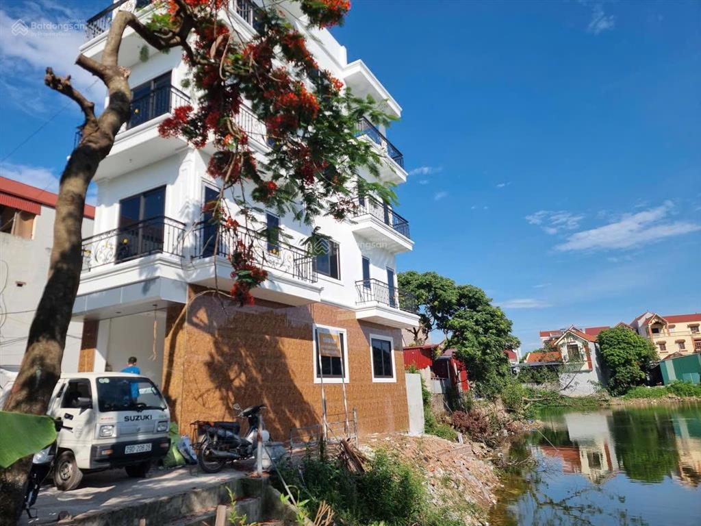 Nhà đẹp view hồ thoáng mát quanh năm, gần trường học các cấp sân chơi, siêu thị.  0977 327 ***