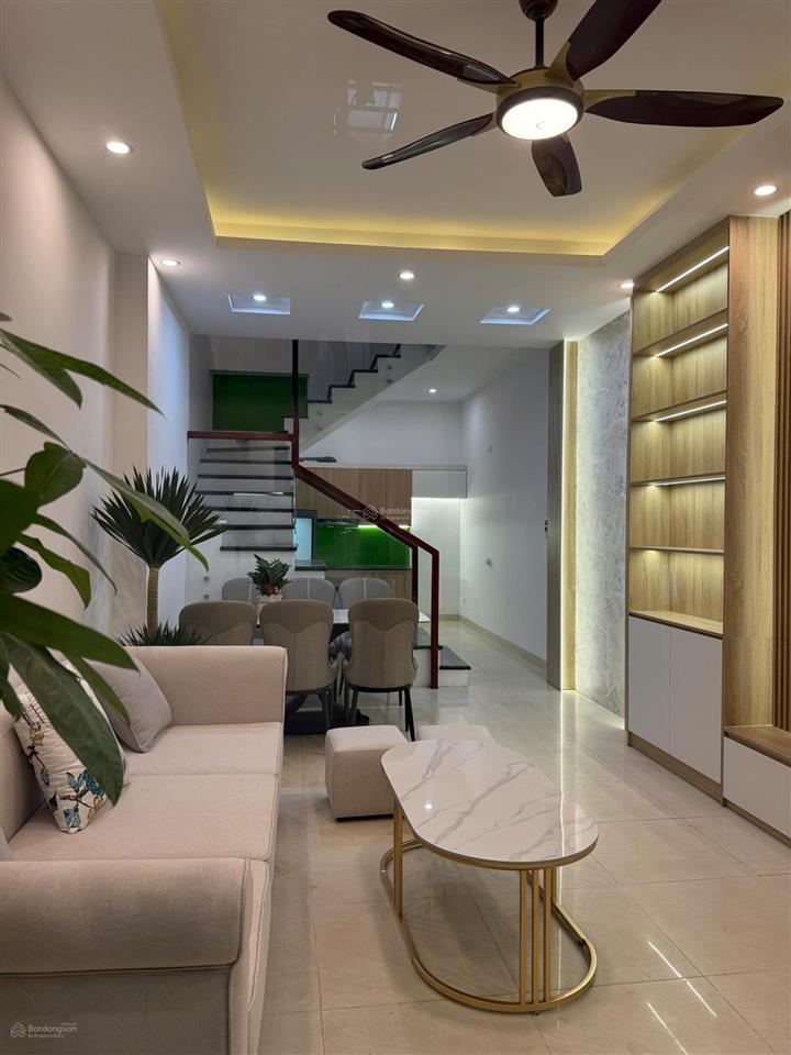 Nhà đẹp dân xây trục chính kinh doanh ô tô tránh