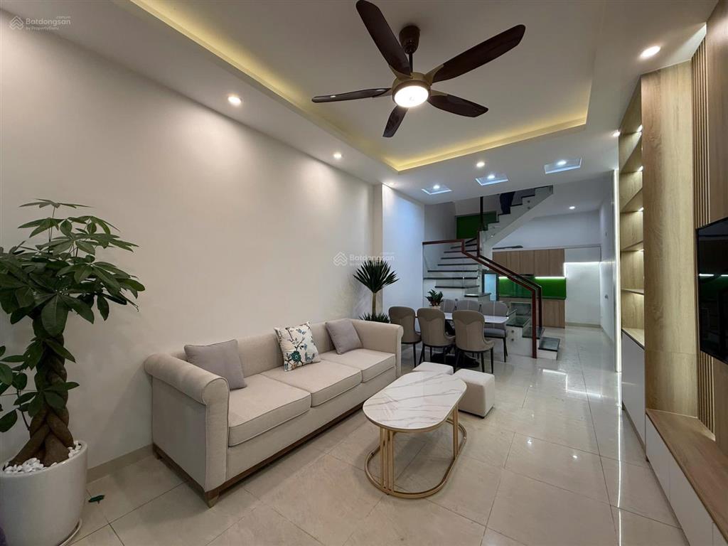 Nhà đẹp dân xây trục chính kinh doanh ô tô tránh