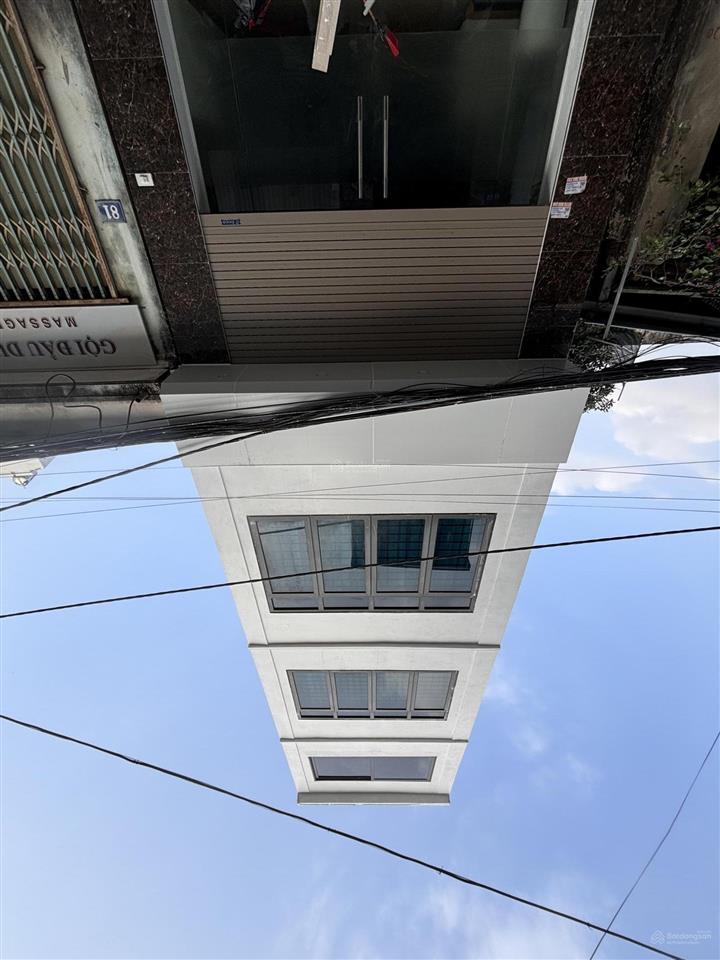 Nhà đẹp dân xây trục chính kinh doanh ô tô tránh