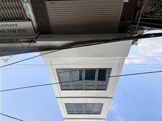 Nhà đẹp dân xây trục chính kinh doanh ô tô tránh