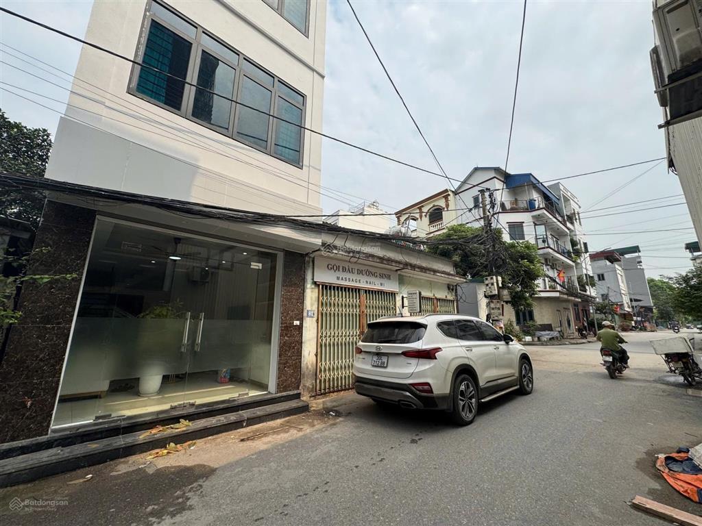 Nhà đẹp dân xây trục chính kinh doanh ô tô tránh