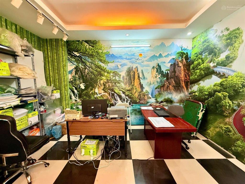 Mặt phố trung kínhcầu giấy 133m27 tầng thang máyvỉa hè rộng2 mtkinh doanhkhông dính qh