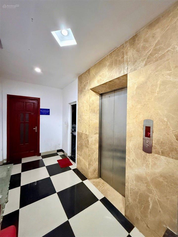 Mặt phố trung kínhcầu giấy 133m27 tầng thang máyvỉa hè rộng2 mtkinh doanhkhông dính qh