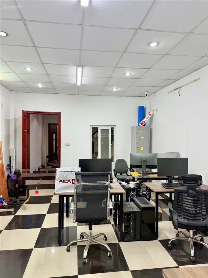 Mặt phố trung kínhcầu giấy 133m27 tầng thang máyvỉa hè rộng2 mtkinh doanhkhông dính qh