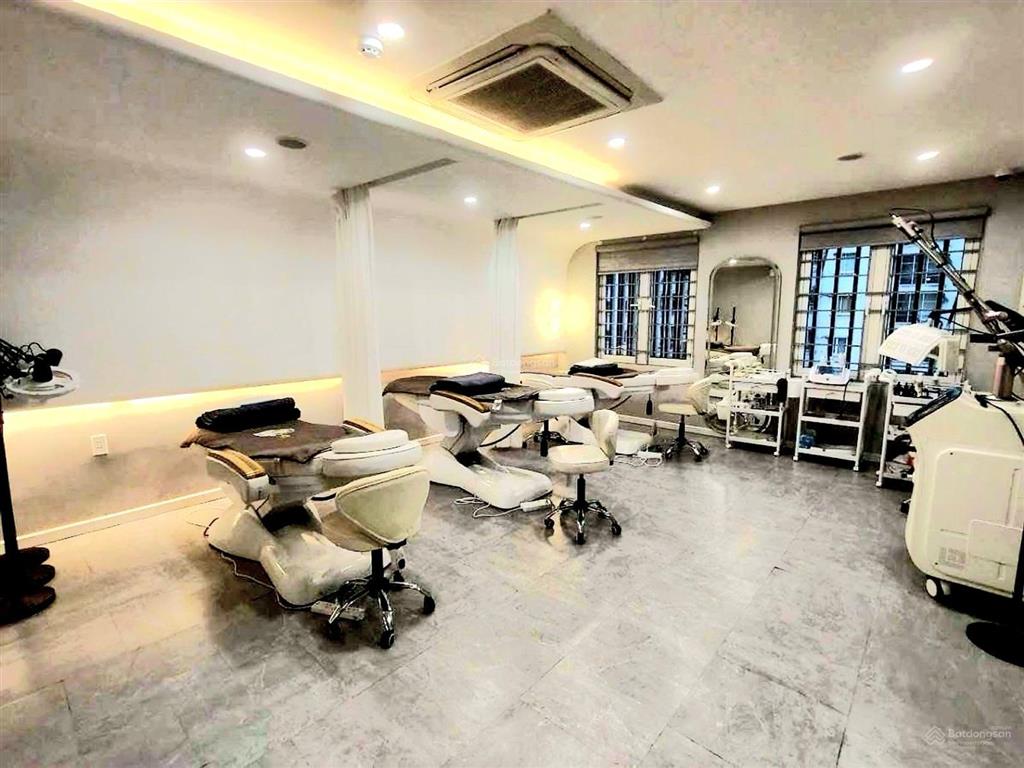 Mặt phố vũ phạm hàmcầu giấy 143m2 7t thang máyvỉa hè đá bóngô tô dừng đỗdòng tiền 1.2 tỷ/ năm