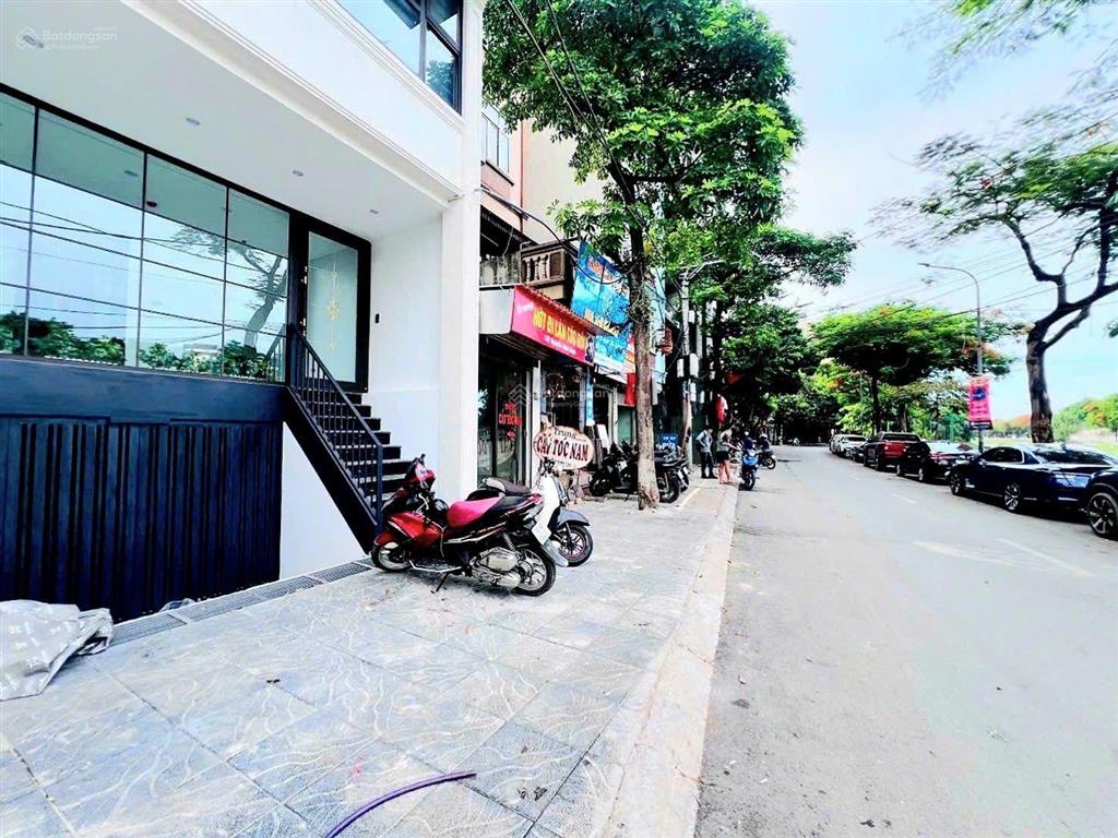 Mặt phố nguyễn đình hoàn  cầu giấy  73m2  9t thang máy  4.5m mt  hầm ô tô  dòng tiền 200t