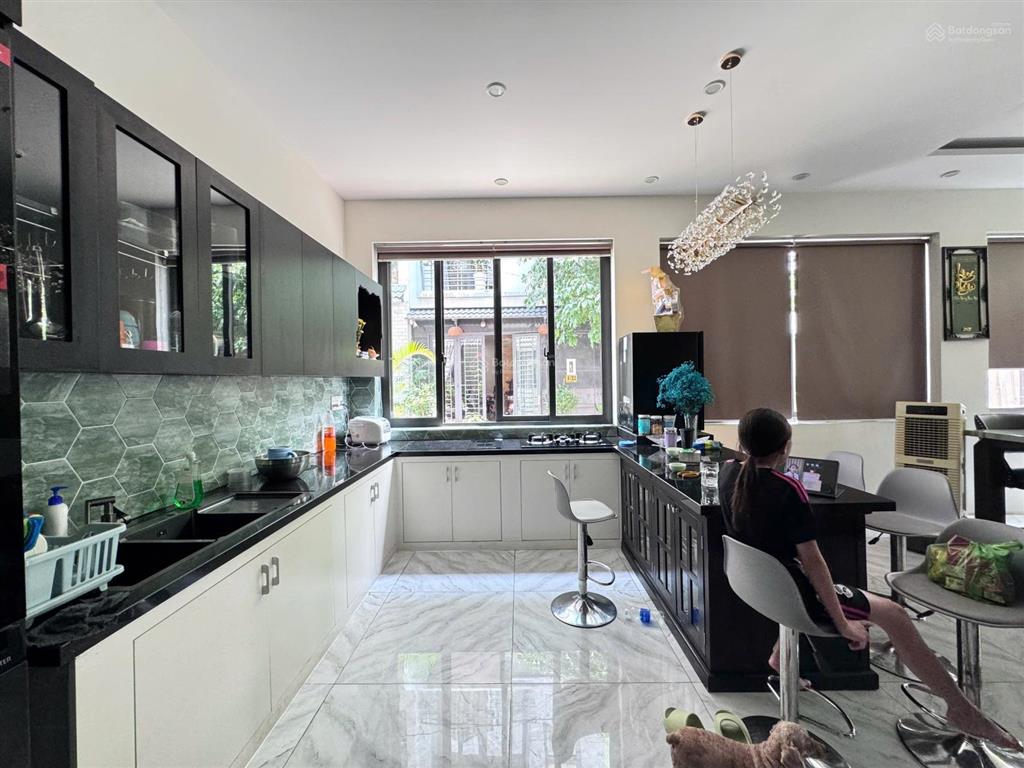 Bán biệt thự mini góc 2 mặt tiền quốc lộ 13, gần vạn phúccó thang máytặng nội thất cao cấp12,5 tỷ