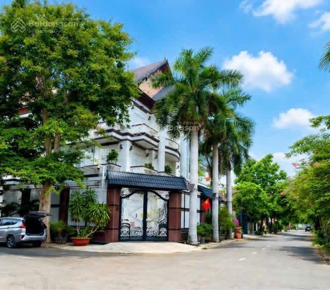 Kẹt tiền bán gấp biệt thự garden homes siêu phẩm 3 mặt tiền gần sông sài gòn  kế vạn phúc