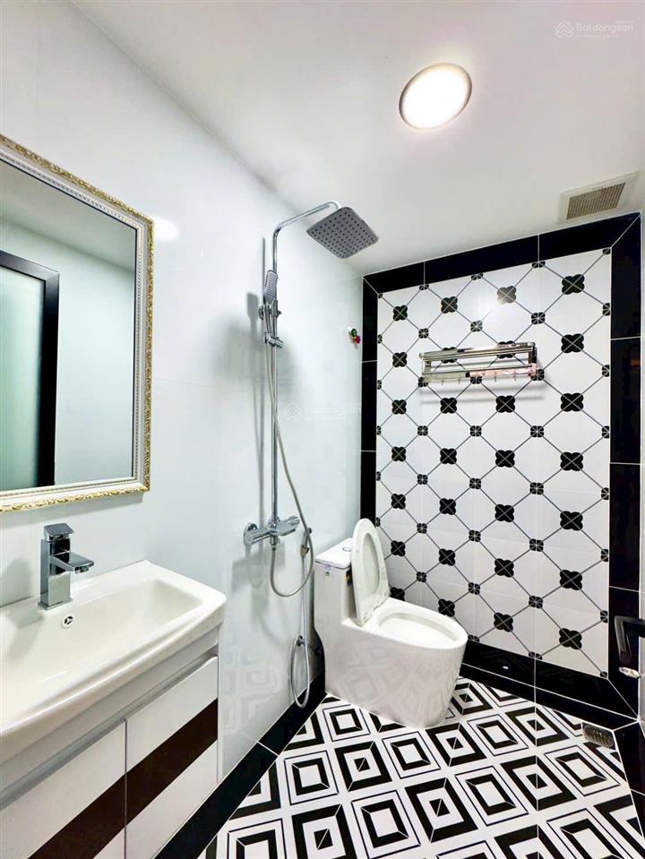 Nhà mới xây phạm văn chí, 56m2, 5 tầng, 5 phòng, có sân thượng, hẻm xe tải, thông ra võ văn kiệt