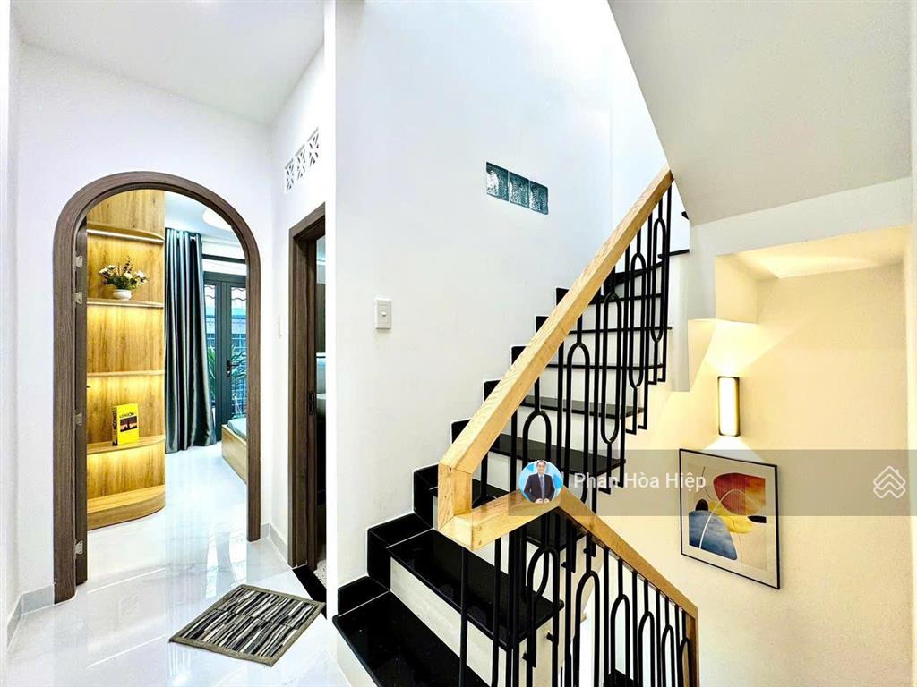 Bán gấp nhà mới võ văn kiệt, 48m2, 3 tầng btct, 3 pn, có sân thượng, hẻm 6m xe hơi tới nơi