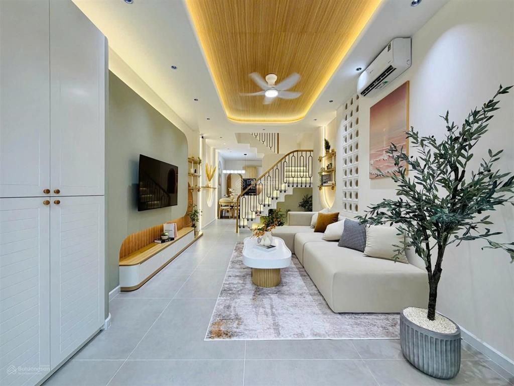 Đi nước ngoài bán nhà phạm văn chí, 60m2, 3 tầng btct 3pn 3wc, chính chủ ở lâu đời, gần mặt tiền