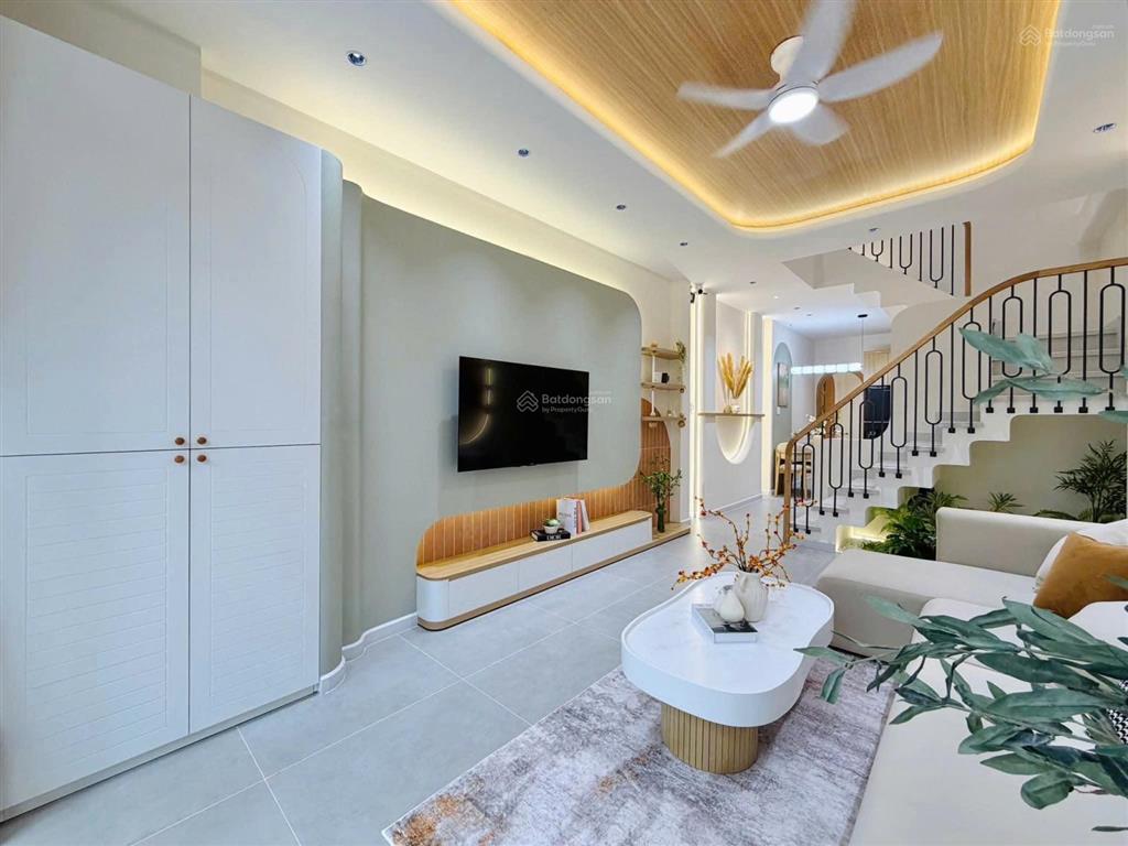 Đi nước ngoài bán nhà phạm văn chí, 60m2, 3 tầng btct 3pn 3wc, chính chủ ở lâu đời, gần mặt tiền